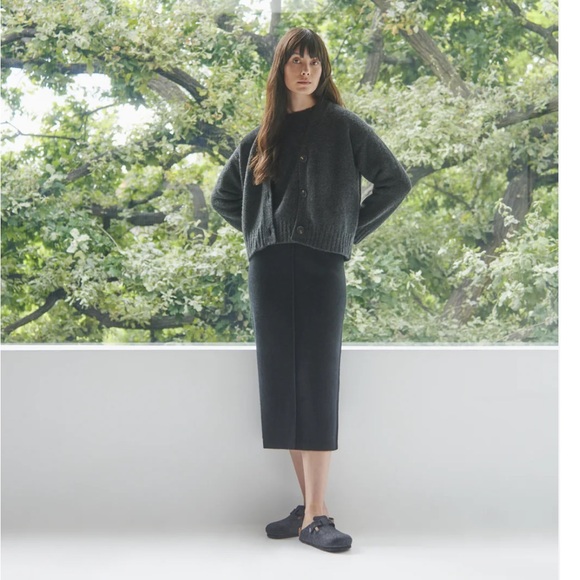 Cropped Chunky Cashmere Cardigan In Charcoal - Picture 2 of 9